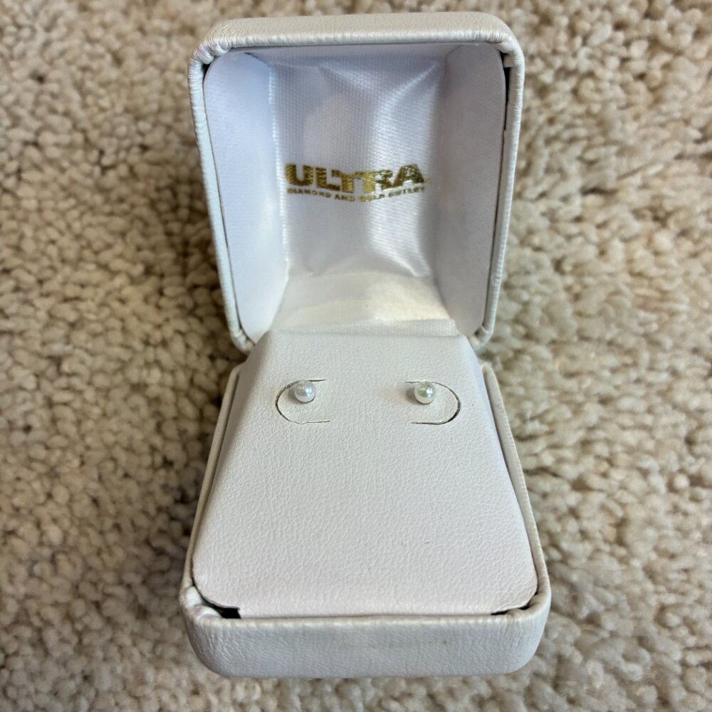 Ultra Freshwater Pearl with 14K Yellow Gold Locking Back 4mm in White Hard Box - Picture 2 of 13